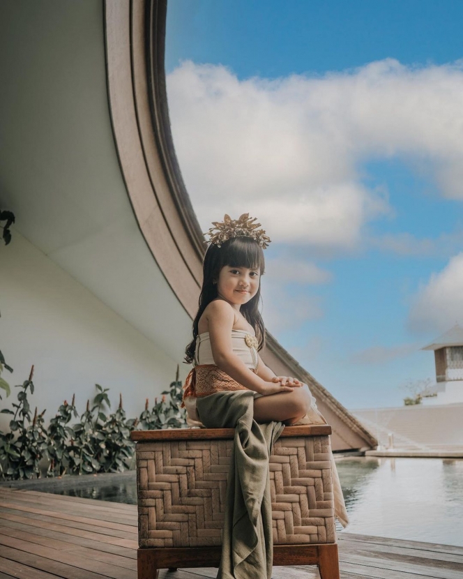 10 Pemotretan Chava Anak Rachel Vennya Pakai Baju Adat Bali, Siap jadi Model Cilik nih!