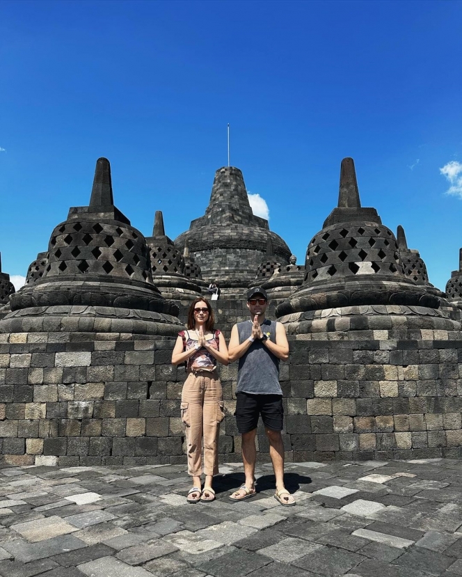 Deretan Potret Laura Theux Kunjungi Candi Borobudur, Sempat Dikira Turis Mancanegara Lagi Liburan