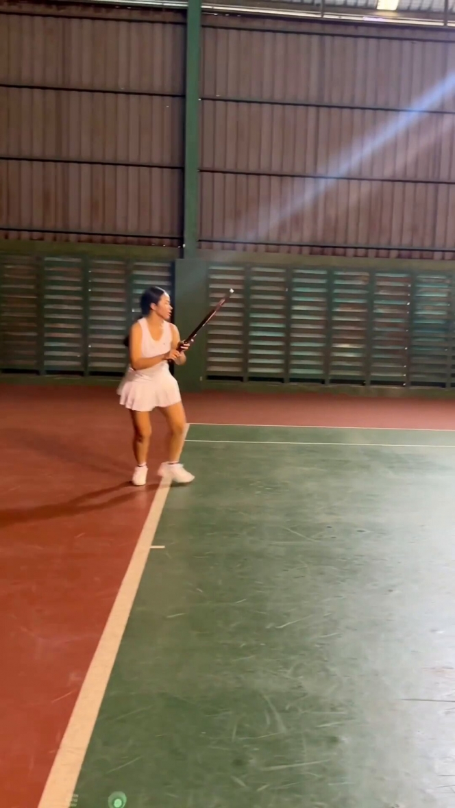 Potret Yura Yunita Makin Jago Tenis dengan Pukulan Backhand yang Keras, Netizen: Tetap Slay Anggunly!