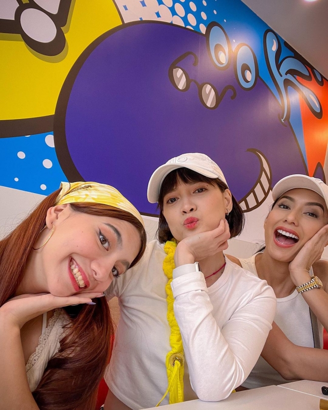 Potret Cassandra Lee bareng Chika Jessica dan Tyas Mirasih saat Main ke Bangkok, Kayak Seumuran Semua!