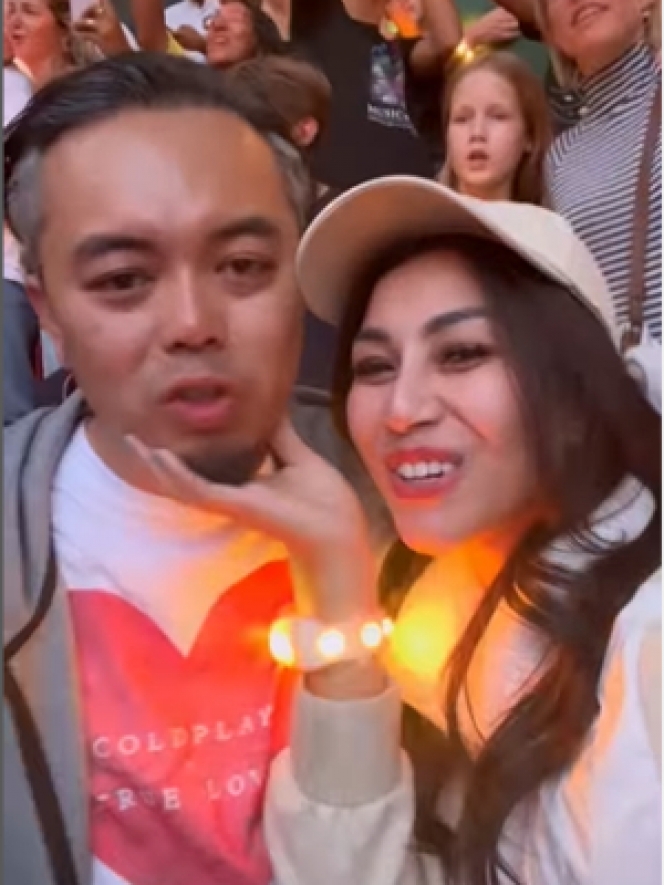 Tinggalkan Anak, Ini Deretan Potret Mesra Nisya Ahmad dan Suami di Konser Coldplay Amsterdam