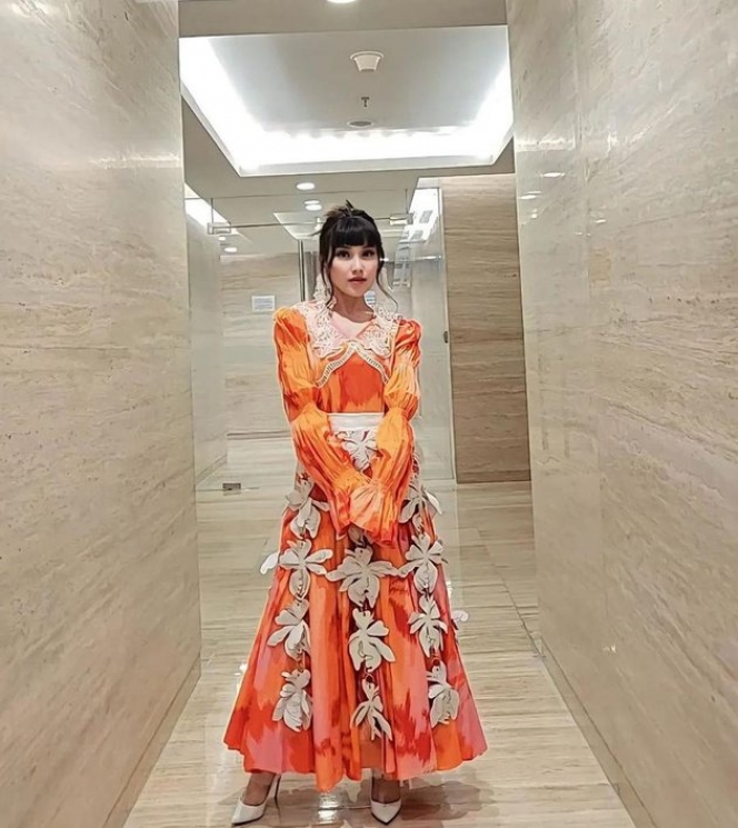 Potret Ayu Ting Ting Pakai Dress Orange Motif Bunga,  Rambut Poninya Bikin Mirip Sama Eonnie Korea!