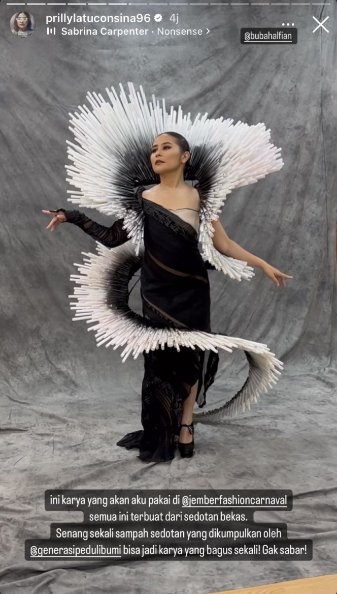 Potret Prilly Latuconsina dengan Kostum untuk Acara Jember Fashion Carnaval, Ternyata Pakai Kain Bekas dan Sedotan Lho!