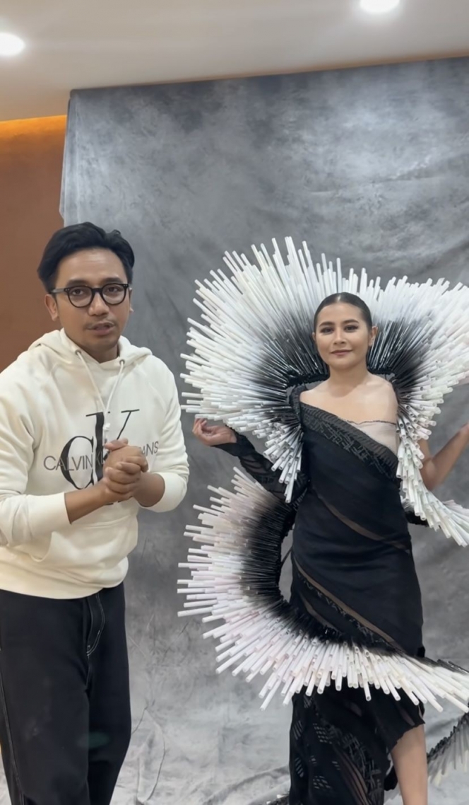 Potret Prilly Latuconsina dengan Kostum untuk Acara Jember Fashion Carnaval, Ternyata Pakai Kain Bekas dan Sedotan Lho!