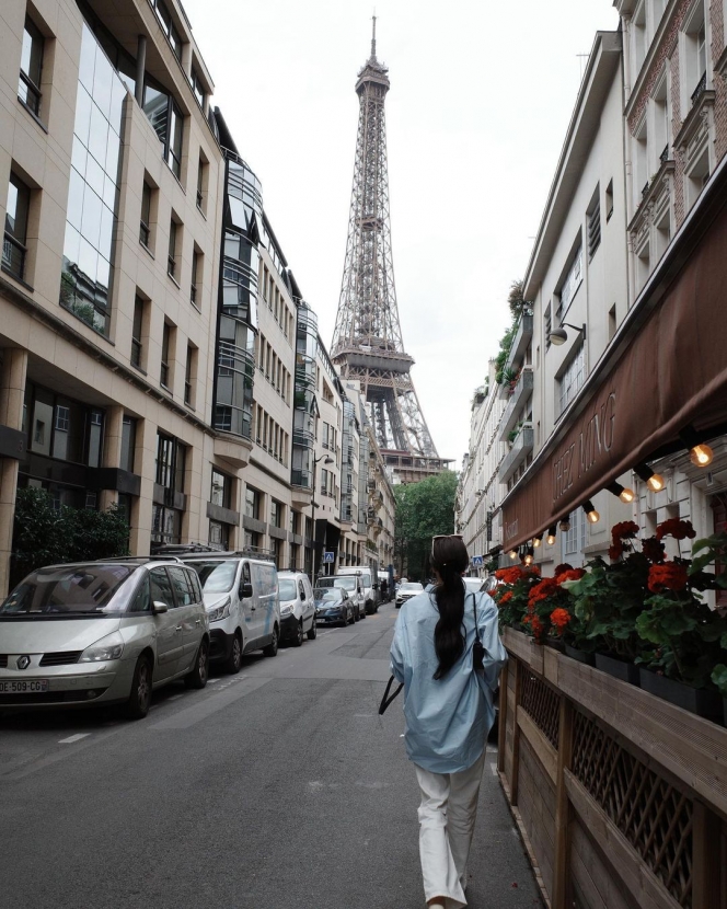 Potret Lisa BLACKPINK Jalan-jalan di Paris Tanpa Make Up, Santai Banget Nikmati Hidup Kayak Bukan Artis Terkenal! 