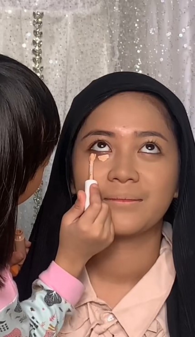 Meski Baru Berusia 5 Tahun, Hasil Makeup Gadis Kecil Ini Udah Kayak MUA Professional!