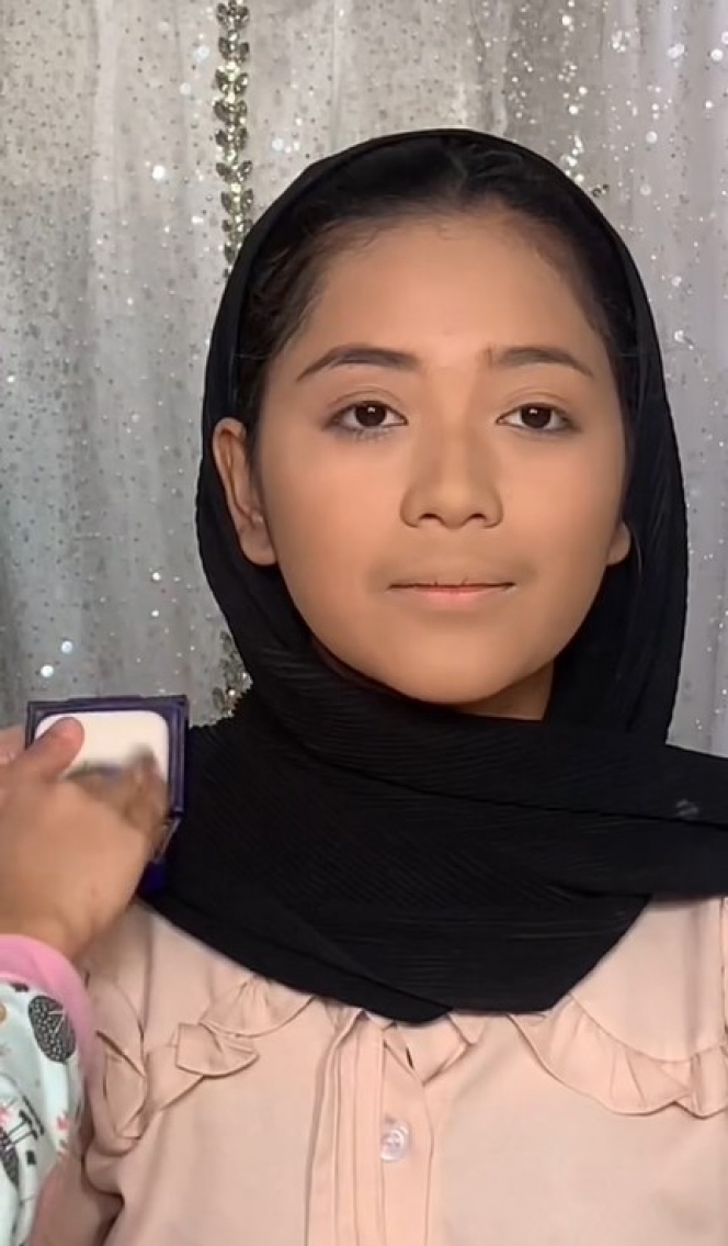Meski Baru Berusia 5 Tahun, Hasil Makeup Gadis Kecil Ini Udah Kayak MUA Professional!