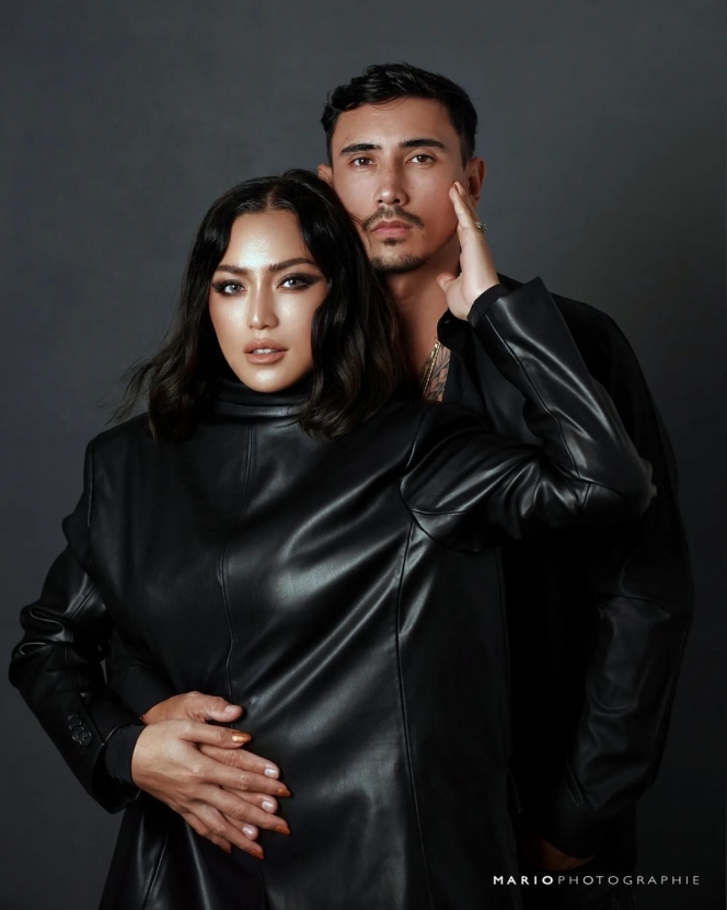 Kompak Pakai Outfit Hitam, Jessica Iskandar dan Vincent Verhaag Tampil Bak Pasangan Mafia di Pemotretan Terbarunya