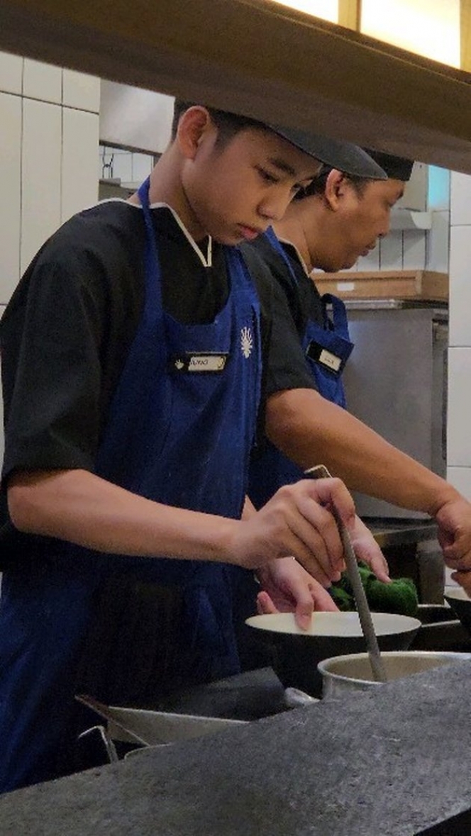 Potret Juno, Anak Imam Darto yang Tak Sungkan Kerja Magang di Restoran saat Liburan Sekolah