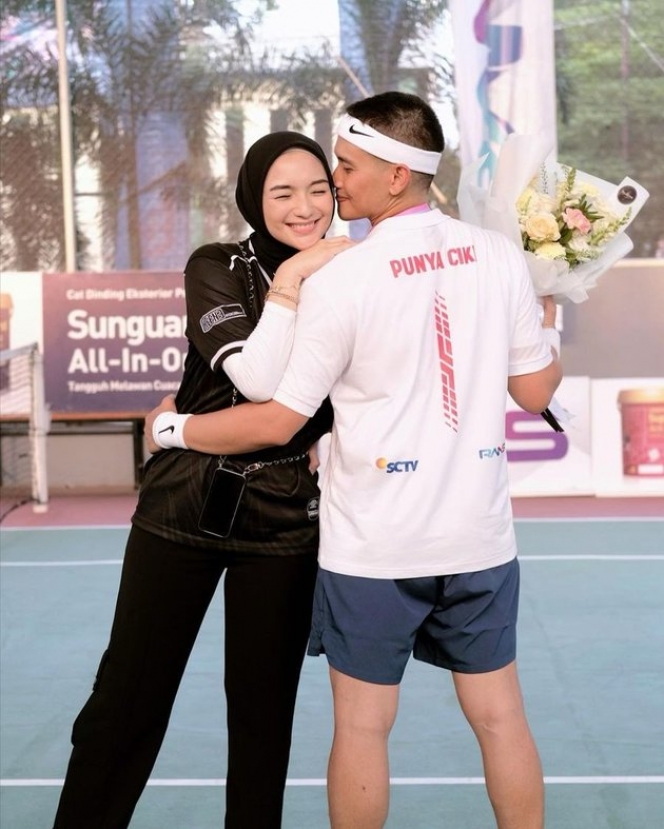 10 Potret Rezky Aditya Pakai Baju Bertuliskan Punya Ciki di Pertandingan Tenis Selebriti Indonesia, Bucin Banget!