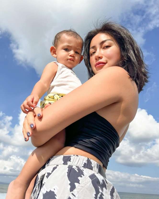 7 Potret Jessica Iskandar saat Momong Baby Don, Aura Mommy tapi Tetap Girly