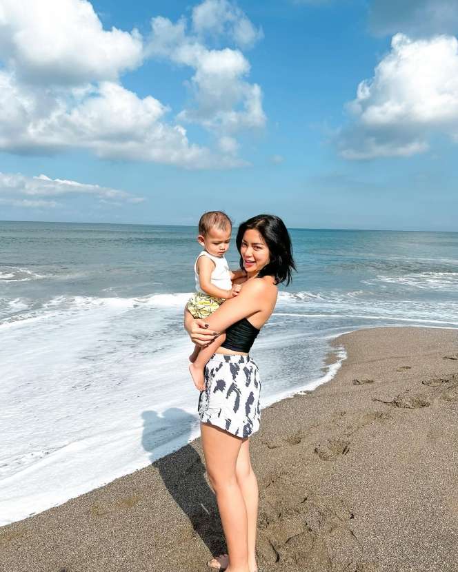 7 Potret Jessica Iskandar saat Momong Baby Don, Aura Mommy tapi Tetap Girly