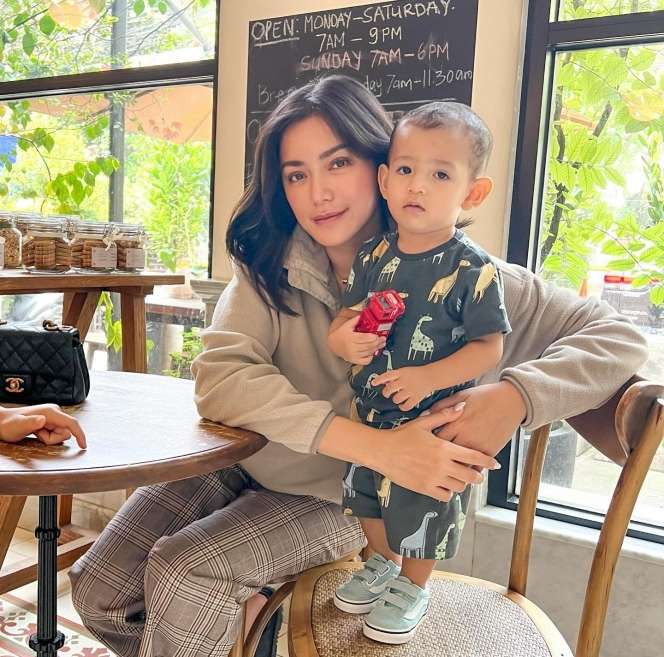 7 Potret Jessica Iskandar saat Momong Baby Don, Aura Mommy tapi Tetap Girly