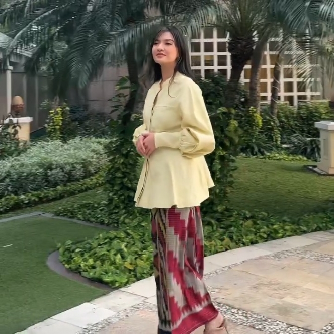 10 Potret Raline Shah Pakai Busana Wastra Khas Kalimantan, Cantik dan Anggun Banget!
