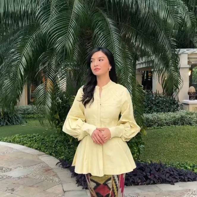 10 Potret Raline Shah Pakai Busana Wastra Khas Kalimantan, Cantik dan Anggun Banget!