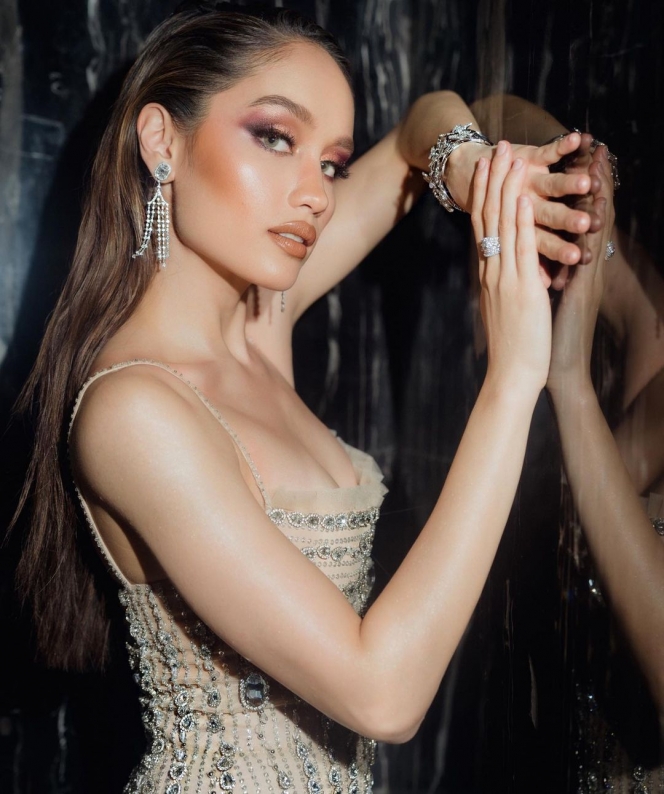 Potret Cinta Laura Tampil Stunning Bareng Novia Bachmid, Look Bak Berbie Disebut Cocok Jadi Miss Universe