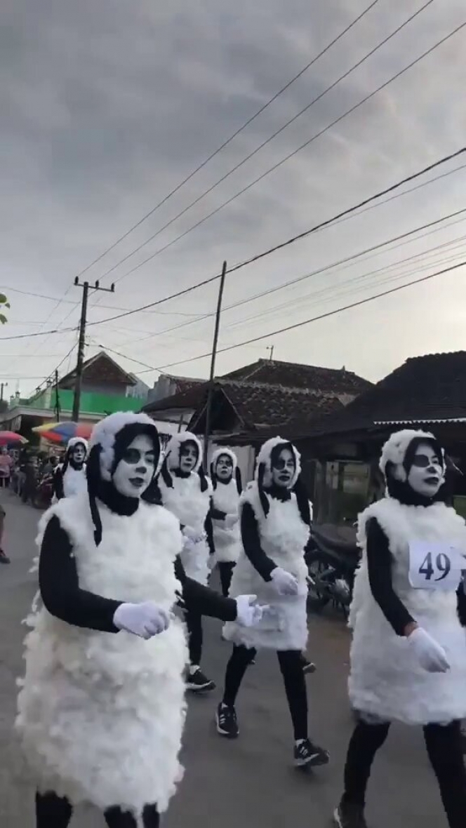 Menjelang 17 Agustus, Video Ibu-ibu Gerak Jalan Bertema Shaun the Sheep Viral - Netizen: Kreatif Banget! 