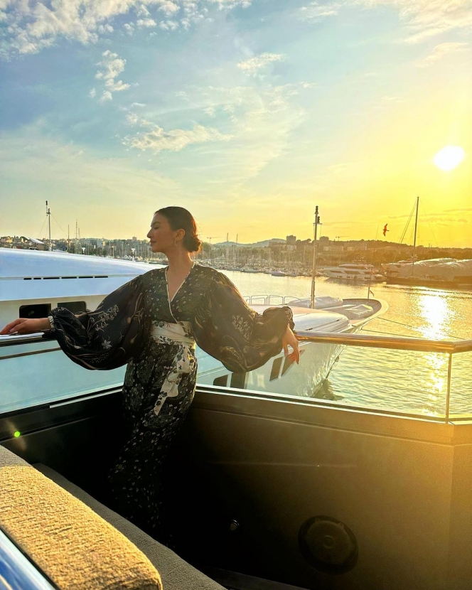 Definisi Tuan Putri yang Melanglang Buana, Raline Shah Nikmati Golden Hour di Prancis Sambil Naik Kapal Mewah