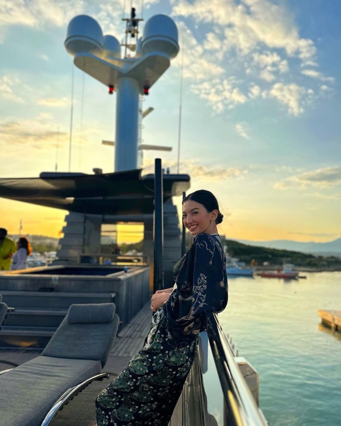 Definisi Tuan Putri yang Melanglang Buana, Raline Shah Nikmati Golden Hour di Prancis Sambil Naik Kapal Mewah