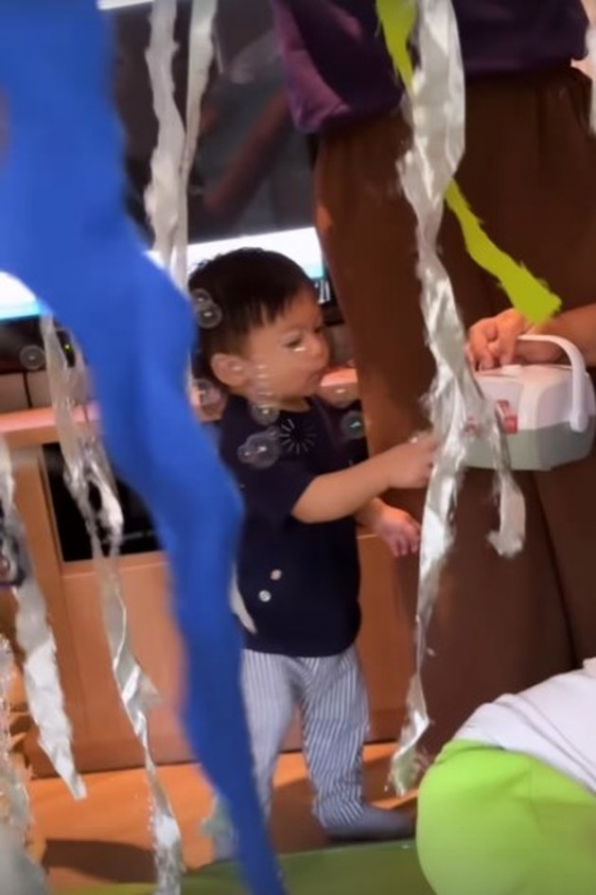 Dari Keluarga Tajir Melintir, Ini Potret Baby Izz yang Lahap Makan Nasi Uduk Kayak Kita-kita