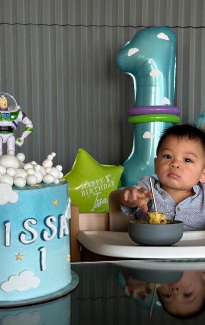 Dari Keluarga Tajir Melintir, Ini Potret Baby Izz yang Lahap Makan Nasi Uduk Kayak Kita-kita