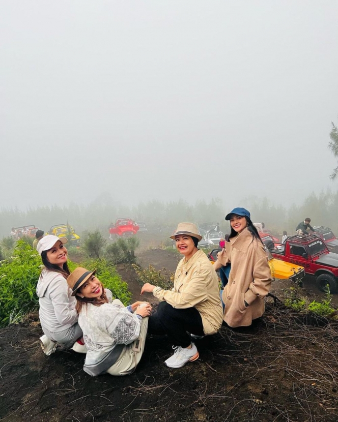 Potret Liburan Maudy Koesnaedi ke Gunung Batur Bareng Geng Sosialita