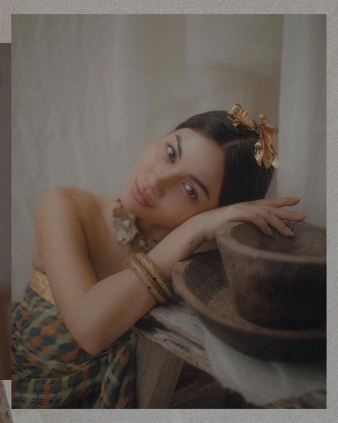 10 Potret Ariel Tatum dalam Balutan Songket dan Tenun Bali, Estetik Parah!