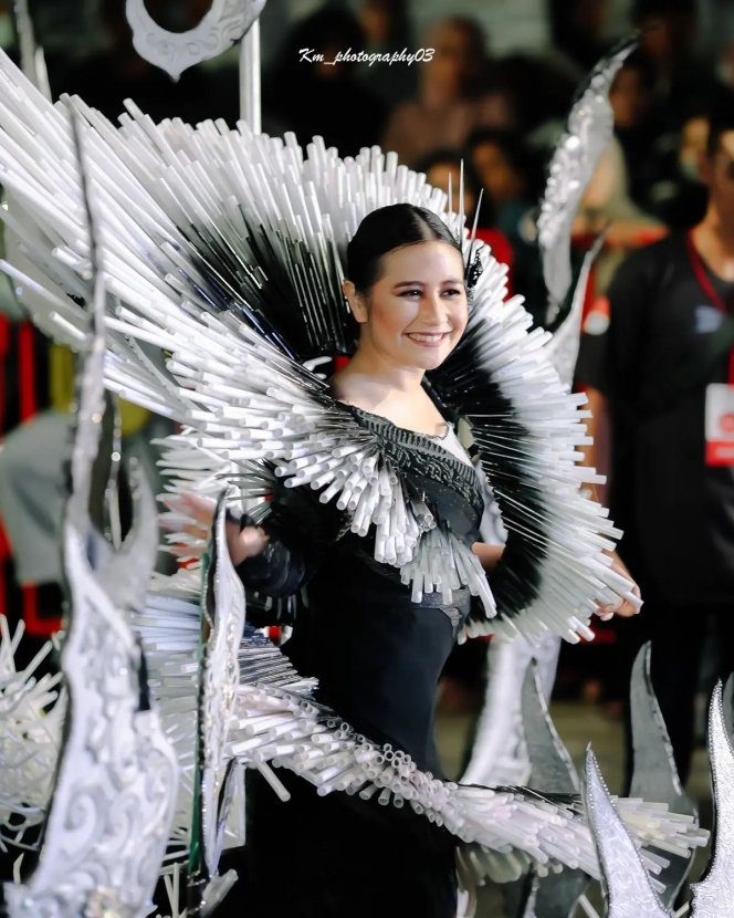 Tampil Stunning bak Ratu, Ini 7 Pesona Prilly Latuconsina di Jember Fashion Carnaval