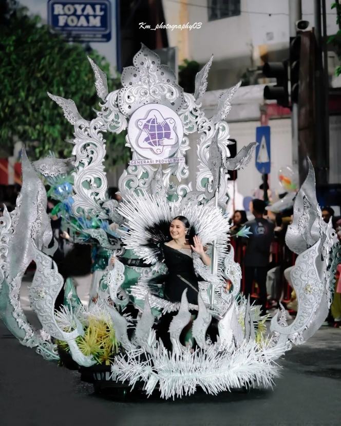 Tampil Stunning bak Ratu, Ini 7 Pesona Prilly Latuconsina di Jember Fashion Carnaval
