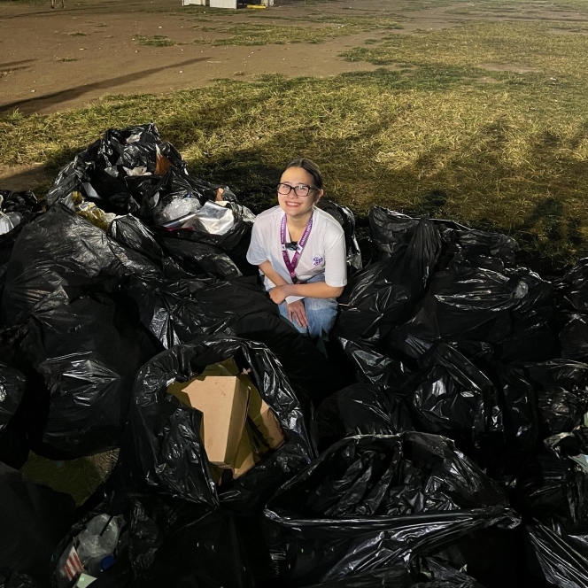Peduli Lingkungan, Ini 8 Potret Prilly Latuconsina Bersih-Bersih Sampah di Jember