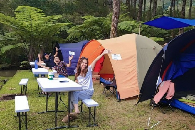 Potret Ayu Ting Ting Kamping di Hutan Bareng Ruben Onsu dan Wendy Cagur untuk Acara Brownis