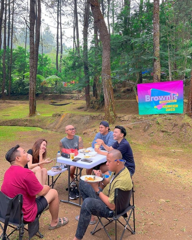 Potret Ayu Ting Ting Kamping di Hutan Bareng Ruben Onsu dan Wendy Cagur untuk Acara Brownis
