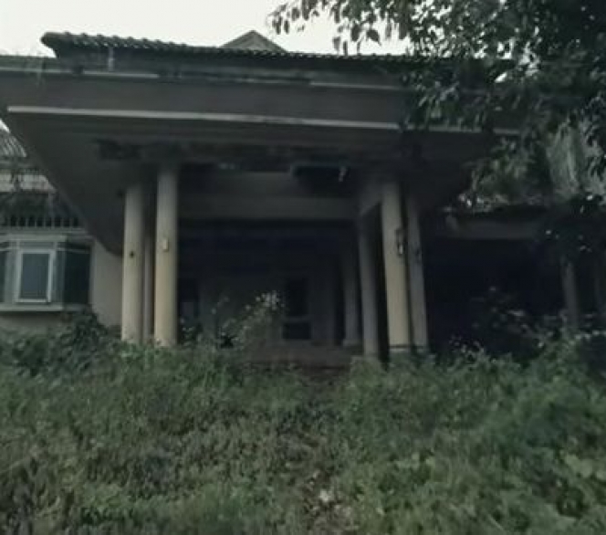 10 Tahun Ditinggalkan, Ini Potret Terbaru Rumah Mewah Mendiang Suzzanna yang Kini Berubah Jadi Menyeramkan