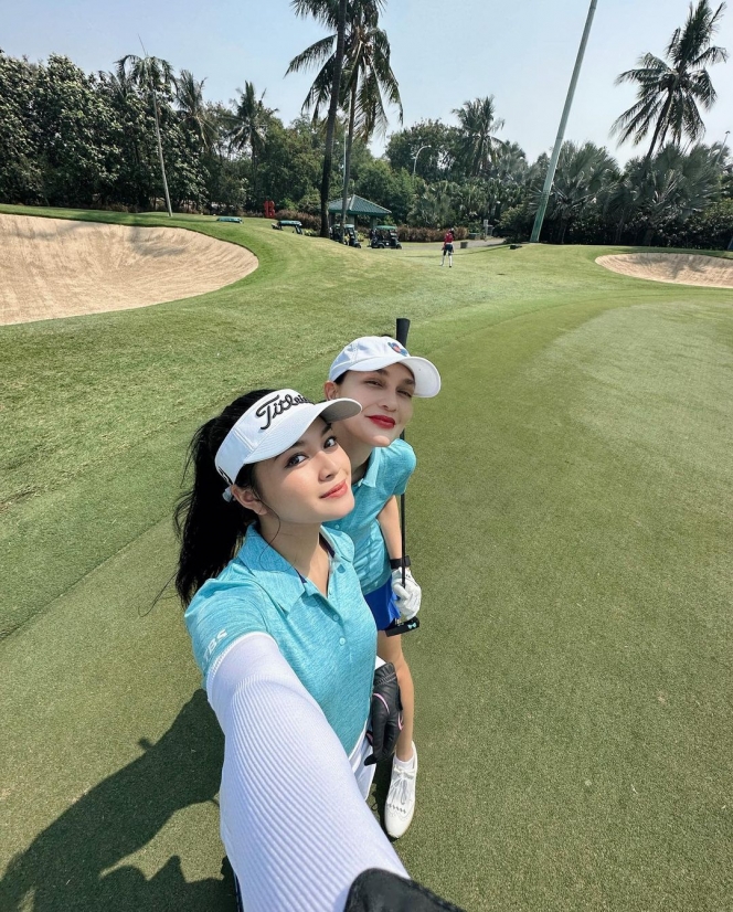 Potret Luna Maya dan Yoriko Angeline Main Golf Bareng, Kompak Kenakan Setelan Outfit Biru dan Putih - Netizen: Kayak Seumuran! 