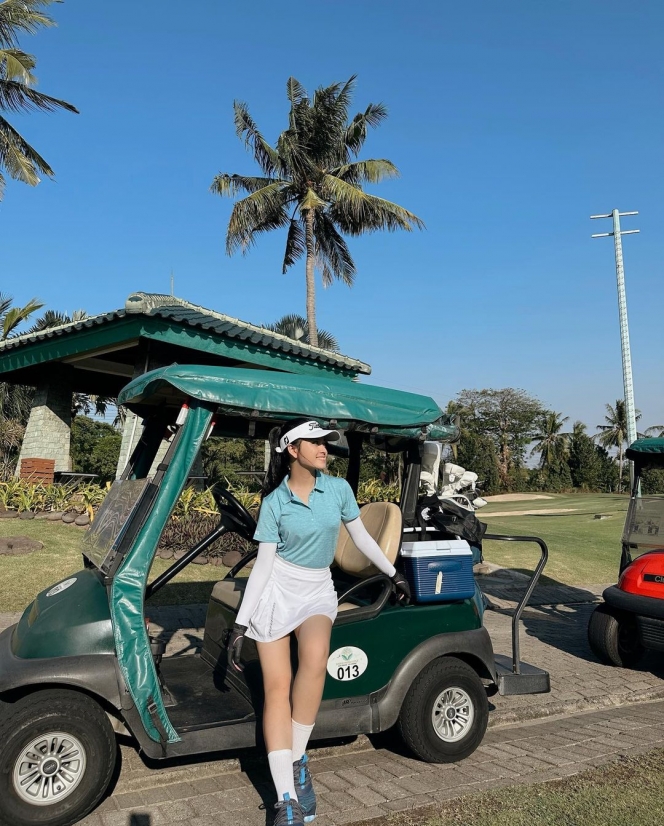 Potret Luna Maya dan Yoriko Angeline Main Golf Bareng, Kompak Kenakan Setelan Outfit Biru dan Putih - Netizen: Kayak Seumuran! 