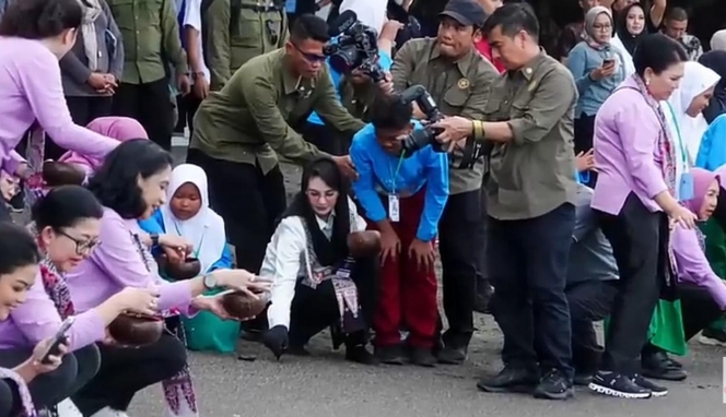 Berdedikasi Tinggi Jadi Istri Pejabat, Ini Potret Arumi Bachsin Dampingi Ibu Negara