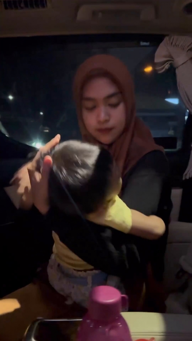 Potret Ria Ricis Gendong Anak di Jalan Akibat Moana Nangis Nggak Mau Naik Mobil - Perlihatkan Kesabarannya Jadi Ibu! 