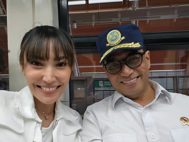 Deretan Momen Ayu Dewi Ikut Uji Coba LRT Bareng Presiden Jokowi, Kelihatan Sangat Happy!