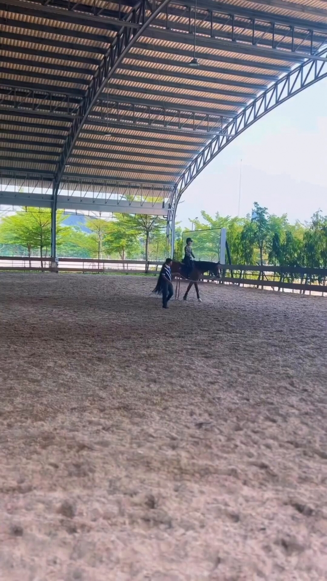 Potret Natasha Wilona Berlatih Kuda, Elegan Bak Putri Raja - Netizen Doakan Bisa Mahir Seperti Zaskia Sungkar!