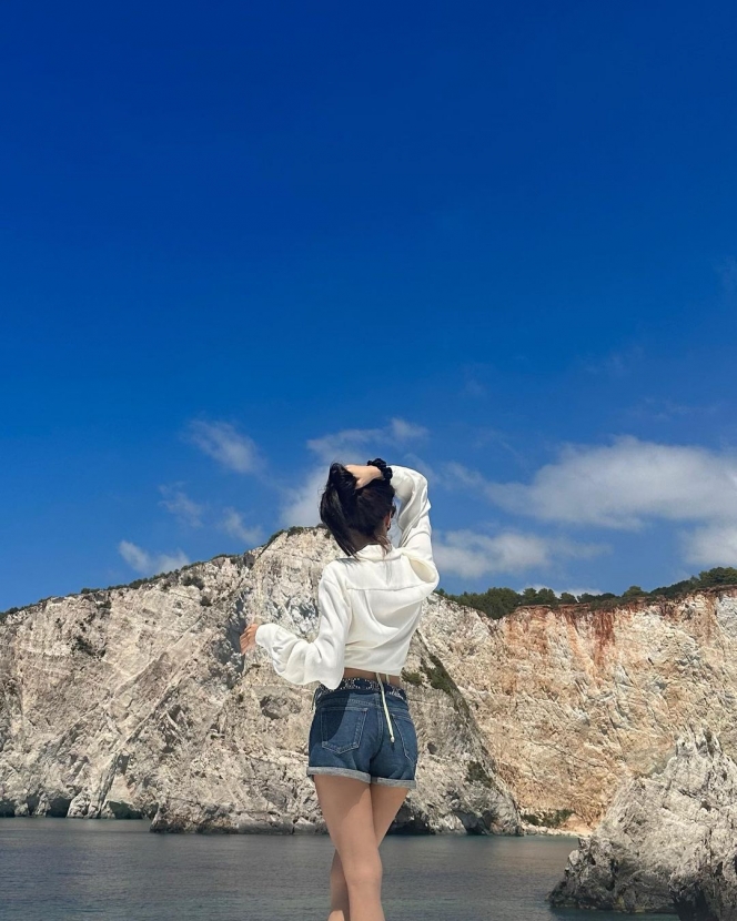 10 Potret Liburan Lisa BLACKPINK di Yunani, Seru Pamer Tato Sambil Renang di Aqua Blue Waters