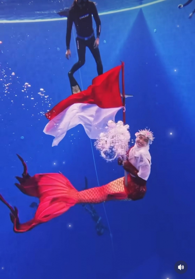 Bak Istana Mermaid, Ini Deretan Momen Ria Ricis Kibarkan Bendera Merah Putih di Air Jelang Hari Kemerdekaan Indonesia