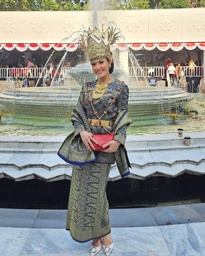 10 Potret Penampilan Ayu Dewi di Upacara HUT RI di Istana Negara, Manglingi Abis!