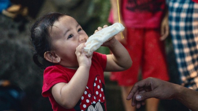 Lomba Makan Kerupuk, Ini Potret Baby Meshwa Anak Bungsu Denny Cagur yang Gemesin