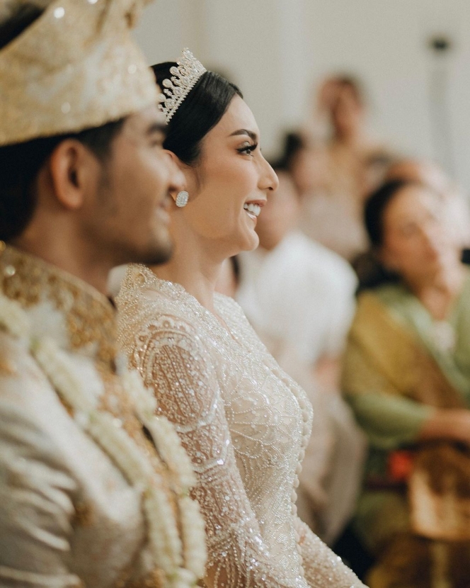 15 Potret Pernikahan Tyas Mirasih dan Tengku Tezi, Penuh Haru dan Kebahagiaan!
