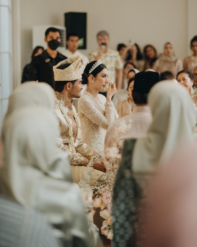 15 Potret Pernikahan Tyas Mirasih dan Tengku Tezi, Penuh Haru dan Kebahagiaan!