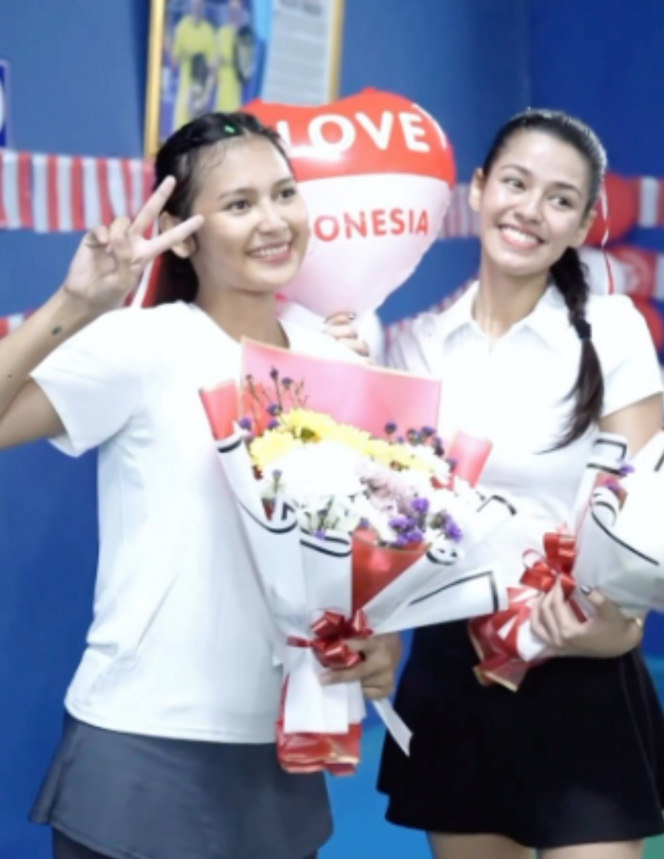  Gaya Sporty Indah Pertamasari dan Susan Sameh saat Lomba Bulutangkis, Menang Berkat Coach Arie Kriting Loh!