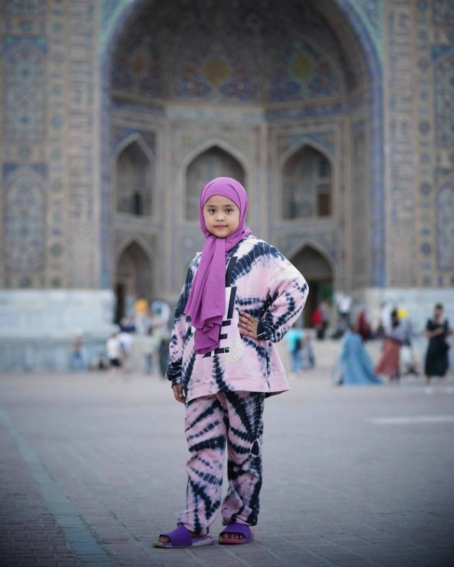 Jago Bahasa Arab Sampai Disekolahkan ke Mesir, Ini Potret Modis Maryam Anak Oki Setiana Dewi saat Liburan di Uzbekistan