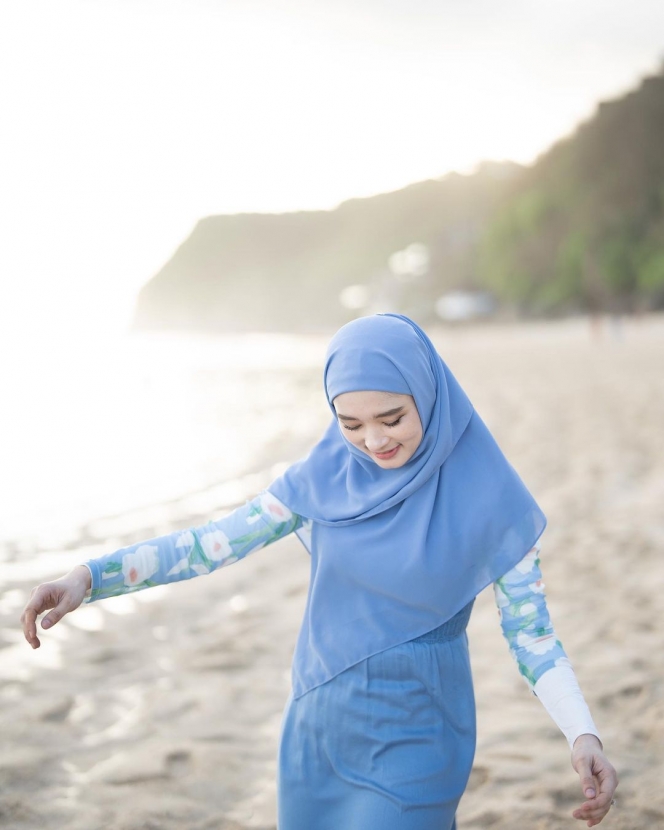 Bak Kembali ke Masa Gadis, Ini Potret Menawan Inara Rusli saat Berpose Cantik di Pinggir Pantai
