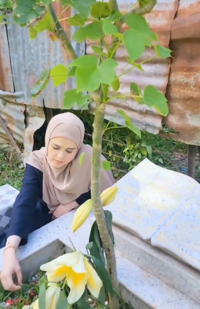 Potret Cut Meyriska Pulang Kampung ke Aceh, Ziarah hingga Silaturahmi ke Tetangga