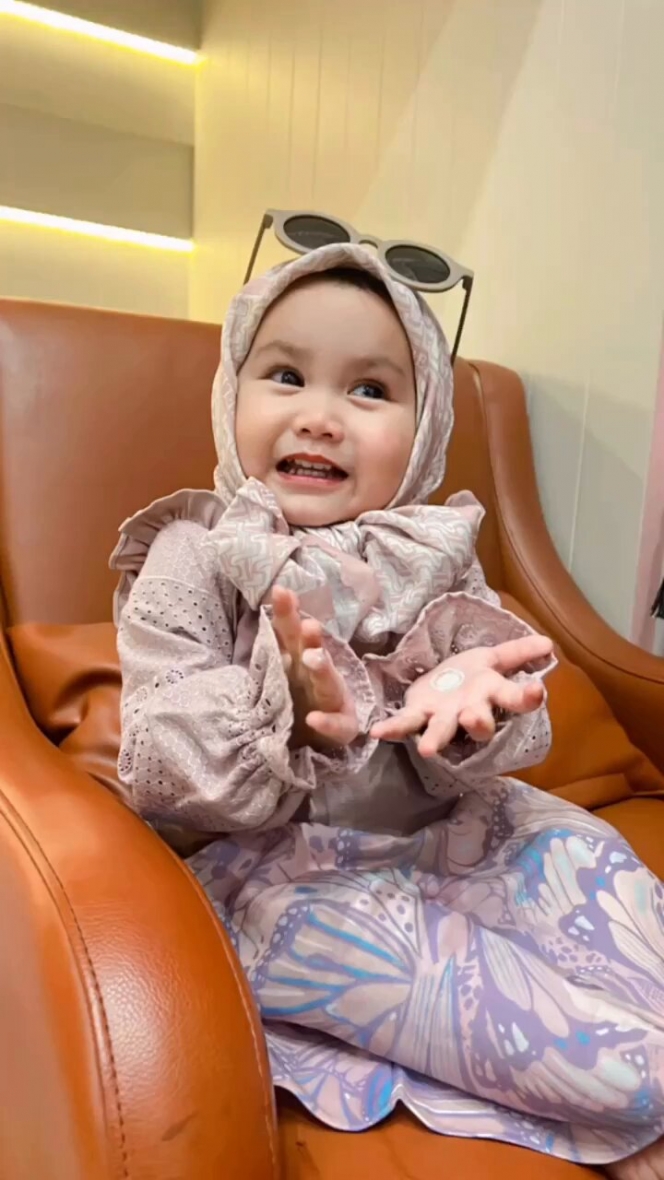 Potret Lucu Baby Meshwa Anak Denny Cagur Pakai Hijab, Gemesin Abis! 
